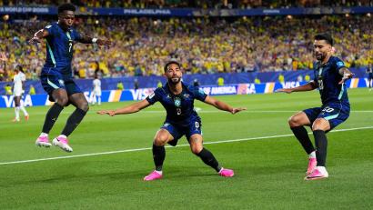 Bild: Petr David Josek/AP/dpa
Brasiliens Matheus Cunha (M.) traf doppelt und jubelte im Surfer-Stil.