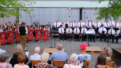 Bild: Robert Dotzauer
In beglückender Harmonie unternahmen Stadtkapelle und Liedertafel Ausflüge in die Welt der Musik.