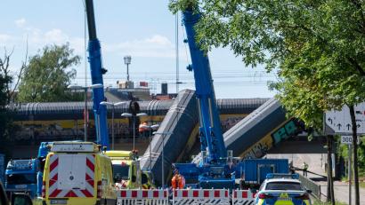 Bild: Stefan Puchner/dpa
Zwei Schwerlastkräne sind für die Bergung eingetroffen.