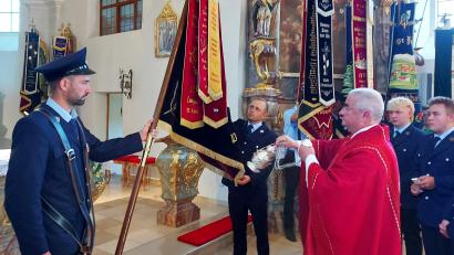 Bild: Georg Lang
Pfarrer Alfons Kaufmann segnet im Festgottesdienst die restaurierte Fahne der Feuerwehr Pullenried.