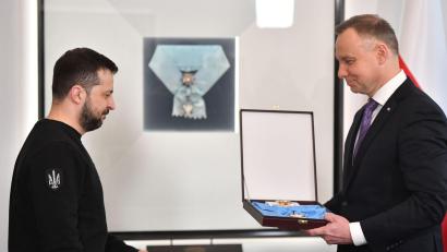 Bild: Radek Pietruszka/PAP/dpa
Der damalige Präsident Andrzej Duda hatten Selenskyj den Orden vor drei Jahren überreicht. (Archivbild)