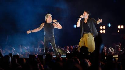 Bild: Gregor Fischer/dpa
Peter Maffay und Johannes Oerding haben im Volksparkstadion die Fans mit einer Ankündigung überrascht. Sie bringen im Oktober ein gemeinsames Album heraus.