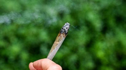 Bild: Jens Kalaene/dpa
Seit rund zwei Jahren ist Cannabis in Deutschland teilweise legal.
