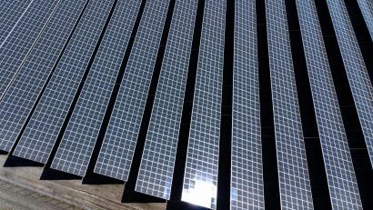 Bild: Christian Charisius/dpa
Der Ausbau von Solar- und Speichertechnologien sollte laut Verband konsequent fortgesetzt werden.