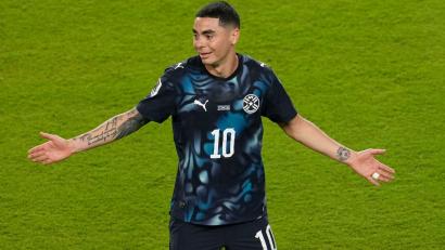 Bild: Jeff Chiu/AP/dpa
Miguel Almirón hielt sich die Hand vor dem Mund und flog dafür vom Platz.