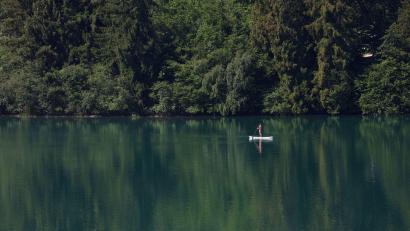 Bild: Karl-Josef Hildenbrand/dpa
Eine Frau paddelt auf einem Stand-up-Paddle-Board über den Forggensee.
