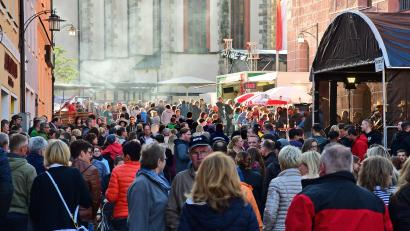 Symbolbild: Hartl
Hier gibt es kein Durchkommen mehr. Auf sechs Bühnen (im Bild rechts die Ottmann-Bühne) in der Altstadt spielen die Bands und Musikgruppen auf dem Sulzbach-Rosenberger Altstadtfest.