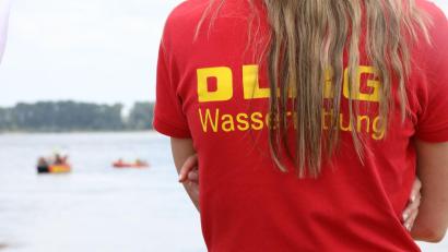Bild: Sascha Thelen/dpa
Nach einem Bad im Rhein werden mehrere Menschen vermisst. (Archivbild)