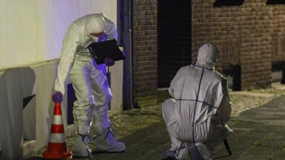 Bild: Christoph Reichwein/dpa
Beamte der Spurensicherung in Spurensicherungsanzügen begutachten den Tatort.
