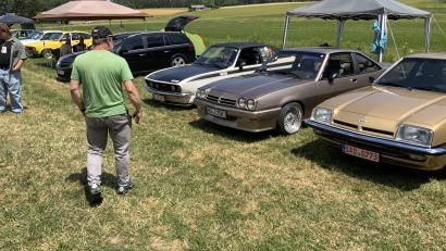 Bild: Dominik Eckert
Beim Opel-Treffen in Oberbibrach bestaunten die Besucher viele Oldtimer.