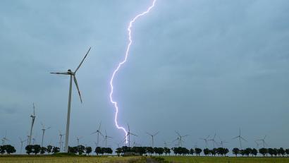Bild: Patrick Pleul/dpa
Gewitter, Stürme und Hitze zeigten am Wochenende bereits erste Spuren.