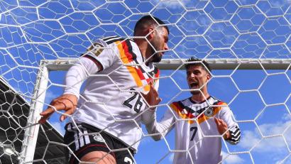 Bild: Tom Weller/dpa
Ball und Schütze im Tor. Kai Havertz läuft jubelnd zu Deniz Undav (l).