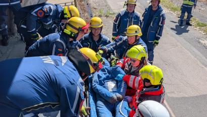 Bild: THW Sulzbach-Rosenberg
Auf dem Gelände der Maxhütte fand eine Großübungen der Blaulichtorganisationen mit Zivilschutzbezug statt. Nach erfolgter Bergung werden die Verletzten an das BRK übergeben.