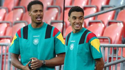 Bild: Jan Woitas/dpa
Auf welchen Gegner die DFB-Elf im ersten K.o.-Spiel trifft, fragen sich auch Felix Nmecha (l) und Jamal Musiala.