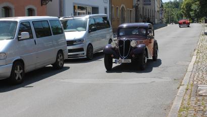 Bild: Josef Pilfusek
Einer der beiden Oldtimer, die am Samstag bis 15.30 Uhr durch Pleystein fuhren.