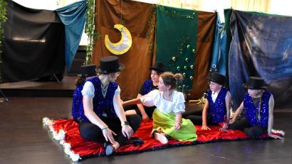 Bild: Ulla Britta Baumer
Schneewittchen und die sieben Zwerge auf einem fliegenden Teppich hat es bisher in keinem Märchen gegeben. Deshalb war die Premiere der Kreismusikschule mit dem Kindermusical "Die sieben Zwerge und der fliegende Teppich", nimmt man es genau, sogar eine Welturaufführung.