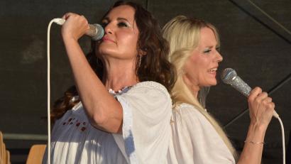 Bild: Josef Rosner
Linda Mikulec (Agnetha) rechts) und Simone Kerchner (Anni-Frid) begeisterten am Samstagabend mit ihrer Show "One Night in Sweden" in Tirschenreuth. Beide ließen die großen Welthits von Abba wieder auferstehen.