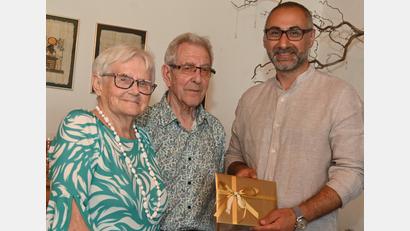 Bild: Gerhard Franz
Seinen 90. Geburtstag feierte Walter Graml, der mit seiner Frau Gunda vor drei Jahren Eiserne Hochzeit hatte. Mit Amberger Stadtgeld gratulierte 3. Bürgermeister Tuncer Ayten (rechts).