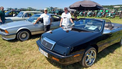 Bild: Georg Lang
Der Chrysler Le Baron und der BMW Coupe sind der Stolz ihrer Besitzer Dieter Siegler und Erhard Wittmann. Beide Kultfahrzeuge erweisen sich in Pullenried als Hingucker.