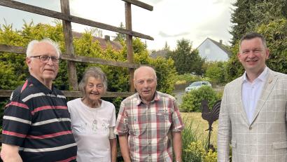 Bild: Marianne Moosburger
Ruhestandspfarrer Hans Peter Heindl (links) gratulierte zusammen mit Peter Wlach (Mitte) und Bürgermeister Dominik Sachsenhauser der Jubilarin Erna Graf zum 80 Geburtstag.