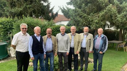 Bild: Herbert Suttner
Engelbert Ehbauer (Zweiter von links) feierte seinen 80. Geburtstag, dazu gratulierten ihm auch Pfarrer Lorenz (links), Herbert Suttner vom VdK-Kreisverband Schwandorf (Dritter von links), Nabburgs Bürgermeister Frank Zeitler (Zweiter von rechts) und Freunde.