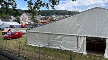 Bild: sbö
Das Festzelt steht schon, ab Freitag feiert die Iffelsdorfer Feuerwehr in Untersteinbach ihr 150-jähriges Jubiläum. Die Festwiese befindet sich direkt neben dem abgebrannten Gerätehaus.