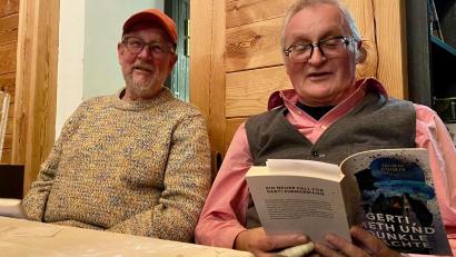 Bild: Ina Grosser
Thomas Bäumler (rechts) liest am Barbaraberg aus seinem Krimi „Gerti und die toten Meister“.