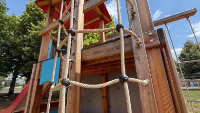 Bild: Petra Hartl
Auf dem Spielplatz an der Hans-Thoma-Straße in Amberg waren Schrauben und Bolzen an mehreren Spielgeräten gelockert oder entfernt. Die Stadt geht von einer "gezielten Manipulation" aus, während die Amberger Polizei während der laufenden Ermittlungen nicht von einem "Sabotageakt" sprechen möchte.