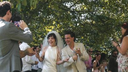 Bild: Richard Stürz
Johanna und Lorenz Walbert haben geheiratet. Beschwingt, begleitet von den Hochzeitsgästen mit Percussion-Instrumenten, verließ das Brautpaar den Schafferhof-Garten nach der freien Trauung. Anschließend wurde im festlich gedeckten Innenhof weitergefeiert.