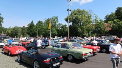 Bild: Bernhard Schultes
Das Oldtimer-Treffen des AC Friedenfels zieht Jahr für Jahr viele Automobile und Besucher an.