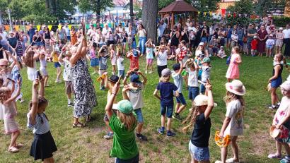 Bild: Oswald Zintl
Die Kinder der Jobst-vom-Brandt-Schule sorgten mit ihren Lied- und Tanzvorführungen für einen furiosen Festbeginn.