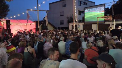 Bild: tgf
Dichtes Gedränge und volle Bänke beim Public Viewing - Jubel und Stimmung sowieso.