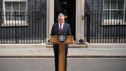 Bild: Kin Cheung/AP/dpa
Großbritanniens Premierminister Keir Starmer kündigt seinen Rücktritt an.