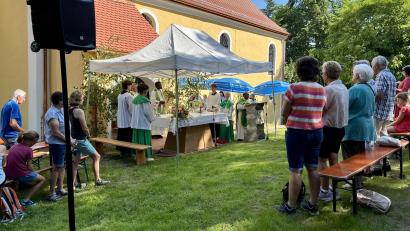 Bild: gri
Der Festgottesdienst fand am Freialtar vor der Johannisbergkirche statt.