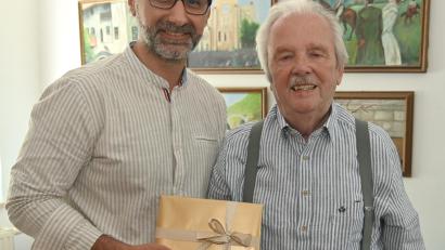 Bild: Gerhard Franz
Vergangenen Sonntag feierte Heinrich Hegner (rechts) seinen 90. Geburtstag. Dazu gratulierte Dritter Bürgermeister Tuncer Ayten mit einigen Euro Amberger Stadtgeld.