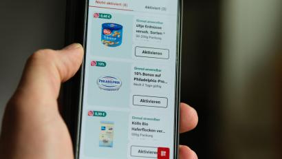 Bild: Georg Hilgemann/dpa
Rewe lockt Kunden mit einem Bonus - der Gesamtpreis der betreffenden Produkte wird nicht angezeigt.