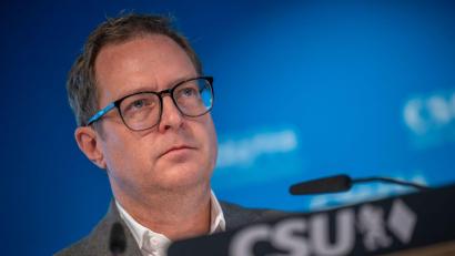 Bild: Peter Kneffel/dpa
CSU-Generalsekretär Hubert wirft dem neuen Chef der Linken, Pantisano, einen katastrophalen Fehlstart vor und fordert seinen Rücktritt.
