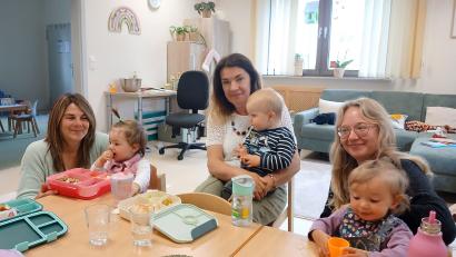Bild: szl
Die Rappelkiste Tirschenreuth gibt es seit über 15 Jahren. Aktuell besuchen fünf bis sechs Kinder die Einrichtung. Sabine Ertl und Martina Tragl (von links) sind die Leiterinnen der Spielgruppe und betreuen die Kinder.