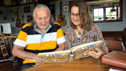 Bild: Ulla Britta Baumer
Siegfried und seineTochter Nadja Aumann schwelgen in Erinnerungen. Fotos vom wahren Vater und Großvater Roland haben sie allerdings nur sehr wenige. Denn 63 Jahre lang wusste Siegfried Aumann gar nicht, dass es ihn gibt.