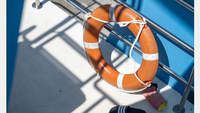 Bild: Stefan Puchner/dpa
Rettungskräfte bargen den Mann noch aus dem Wasser, er starb später in einem Krankenhaus. (Symbolbild)