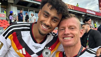 Bild: Lichtenauer/privat
Nathaniel Brown (links) und sein Stiefvater Christian Lichtenauer nach dem Spiel gegen die Elfenbeinküste in Toronto.