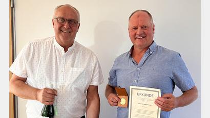 Bild: Marianne Moosburger
Bürgermeister Anton Peter (links) zeichnete Gerhard Schuller mit der goldenen Ehrenmedaille von Ammerthal aus.