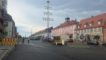 Bild: Roland Wellenhöfer
Nach dem kräftigen Regenschauer blieben am Unteren Markt lediglich zwei Verkaufswagen zurück. Die meisten Fieranten hatten ihre Stände bereits abgebaut
