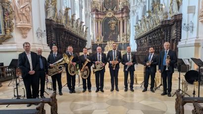 Bild: Paul Zrenner
Die Waldsassener Blechbläser mit ihrem Leiter Armin Scharnagl (rechts) sowie Kirchenmusikdirektor Andreas Sagstetter (links) beim Schlussapplaus nach dem Konzert in der Basilika Waldsassen.