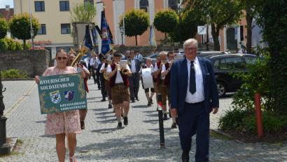 Bild: Elisabeth Dobmayer
Zahlreiche Fahnenabordnungen, Ehrengäste und Vereinsmitglieder nahmen an der Feier teil. Von der katholischen Stadtpfarrkirche aus setzte sich der Festzug unter der Leitung des Vorsitzenden des Soldatenvereins Vohenstrauß, Günter Schober, in Bewegung.