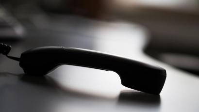 Symbolbild: Rolf Vennenbernd/dpa
Telefonterror machten drei Frauen bei einem Arbeitskollegen. Sie riefen über 1000 mal unter seiner Privatnummer an. Ging der Mann ran, legten sie auf. Verurteilt wurde das Trio jetzt wegen Nachstellung und Körperverletzung.