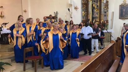 Bild: Eva Seifried
Auf den Gospelzug sprangen auch Besucher und Pfarrvikar Robert Amandu auf.