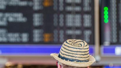 Bild: Andreas Arnold/dpa
Am Frankfurter Flughafen drohen zum Ferienstart längere Wartezeiten.