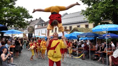 Bild: Ulla Britta Baumer
Gewagte Akrobatik wurde lautstark beklatscht auf dem Bärnauer Mittelalterfest.