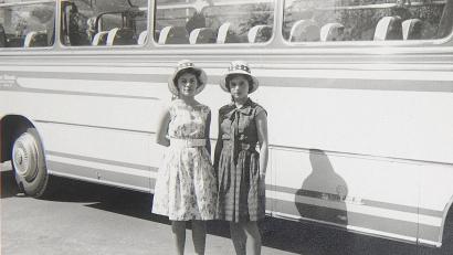 Archivbild: Familienalbum Familie Prösl
Annemarie Sparrer (links) und Ursula Bowel (rechts) aus dem Mark Kohlberg im Jahr 1964 vor ihrem Reisebus. Aus dessen Fenster wurden die „Bierfilzln“ in der Hoffnung auf eine romantische Verabredung geworfen.